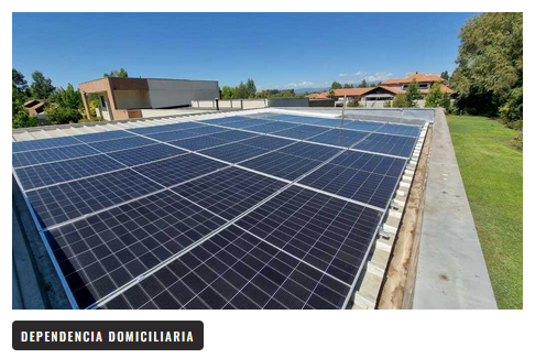 Este sistema no solo permite autoconsumo, sino que también inyecta los excentes a la red, lo que resulta un valor significativo y beneficioso para el proyecto domiciliario.